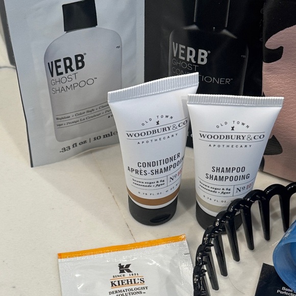 Betty Boop Cosmetic Bag with Assorted Beauty Products - Picture 2 of 4